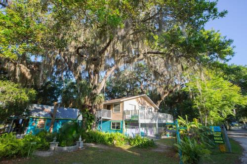 Homosassa Cabina | Riverfront Treetop Bungalow