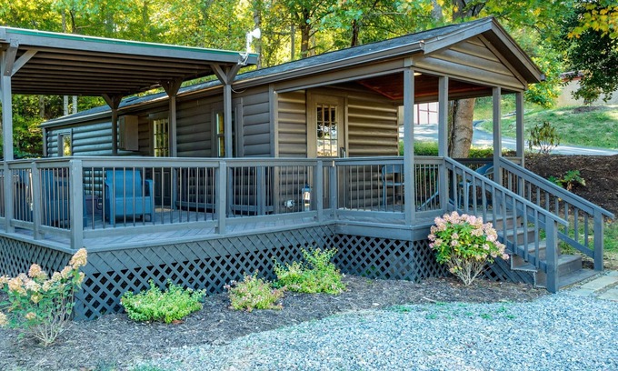 Arden Chalet De Esquí | Riverfront Vintage Cabin w/ Hot Tub, Kitchenette
