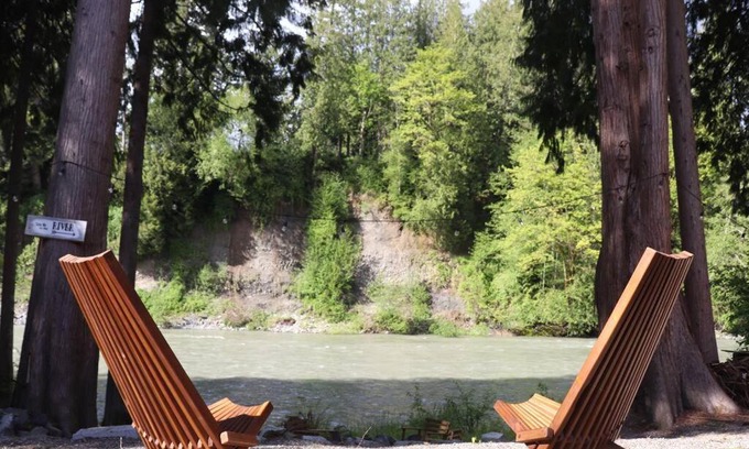 Granite Falls Casa | Riverfront w Cedar Hottub, Sauna, Movie Theatre