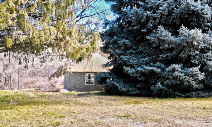 Buhl Apartamento | Riverfront Yurt w/ Hot Tub Near Hot Springs, Hiking & Kayaking