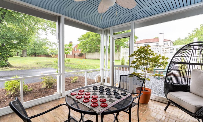 Peakland Casa | Rivermont Carriage House / 1.5 acre Estate / Pets