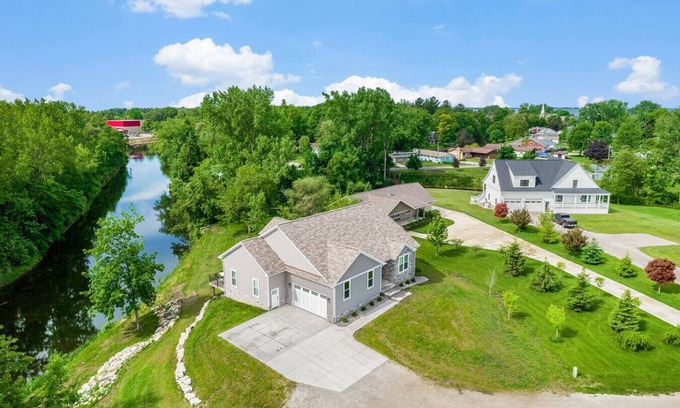 Caseville Apartamento | River’s Bend Sanctuary- WALK to Beach & Downtown