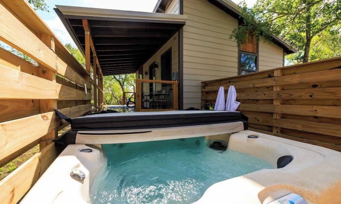 Fredericksburg Casa | Rivers Edge Cottages with Hot Tub