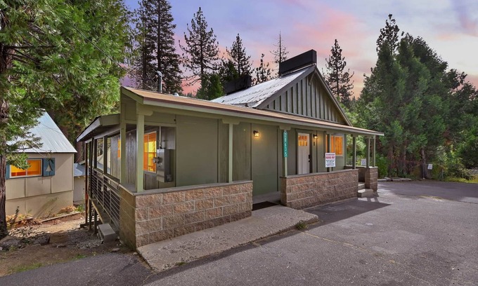 Pinecrest Cabina | Rivers Resort Cabin #1 "Millport"