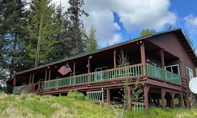 Gustavus Cabina | RIVERSEDGE LOG HOME on the SALMON RIVER within 8miiles GLACIER BAY NATIONAL PARK