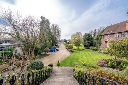 Richmond-upon-Thames Apartamento | Riverside 1 Bed Basement Flat near Hampton Court Palace