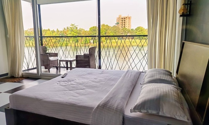 Aluva Apartamento | Riverside 2 bedroom house with pool