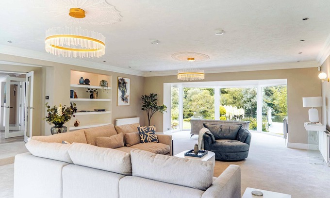 Fifield Casa | Riverside 5-Bedroom Home in Windsor