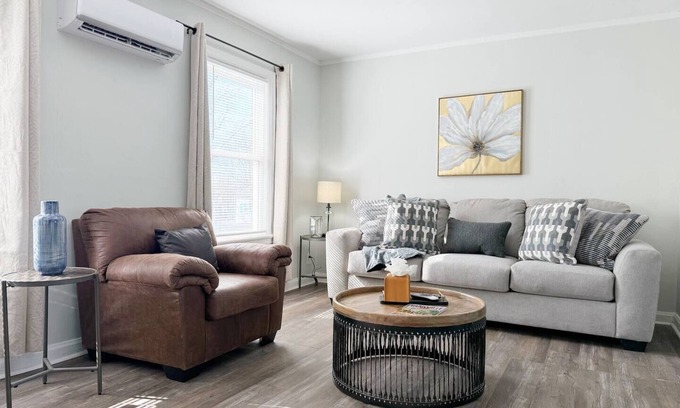 Evansville Apartamento | Riverside A2 - QUEEN 2BD/1BA Apt near River