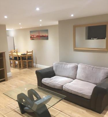 Boston Apartamento | RIVERSIDE APARTMENT IN THE CENTRE