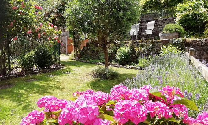 Lanvallay Apartamento | Apartamento junto al río con jardín soleado en el puerto de Dinan
