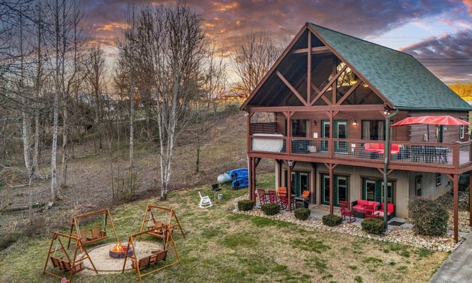 Sevierville Cabina | Riverside Bliss - 9min to Dollywood + Riverfront! + Tubes/Kayaks/SUP + Game Room
