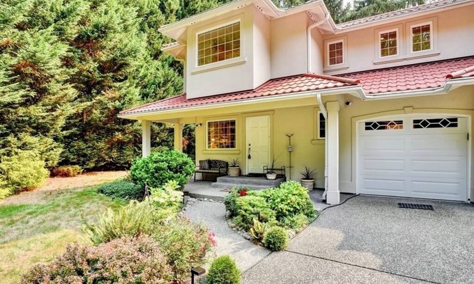 Riverbend Casa | Riverside Bliss: Cozy Beds, Fireplace & Gbit WiFi