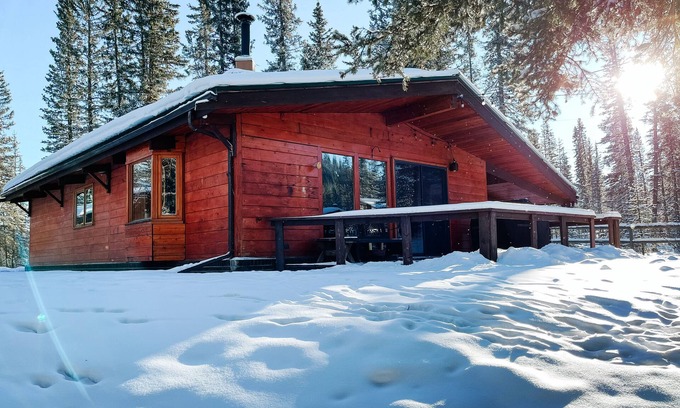 Bragg Creek Cabina | Riverside Bragg Creek Cabin en el corazón de la ciudad