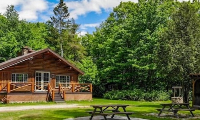Saint-Raymond Cabina | Escape to Nature with Hot Tub & Lake Access