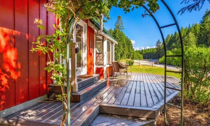 Greenwater Cabaña | Riverside cabin near Mount Rainier with hot tub!