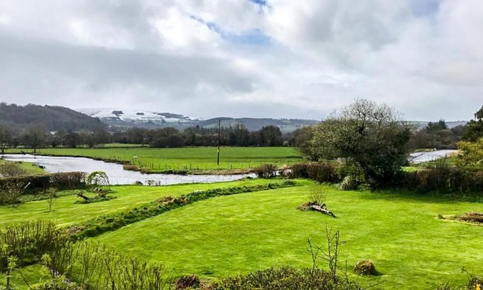 Lampeter Chalet De Esquí | Riverside Chalet in heart of Lampeter, West Wales