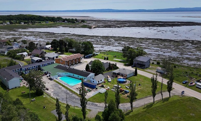 Isle aux Coudres Apartamento | Riverside Condo with Pool - Les Voitures d'Eau