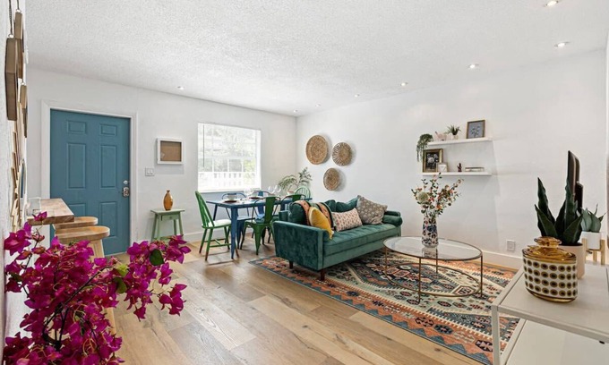 Sailboat Bend Condominio | Riverside Comfort: Spacious 2BR Apartment
