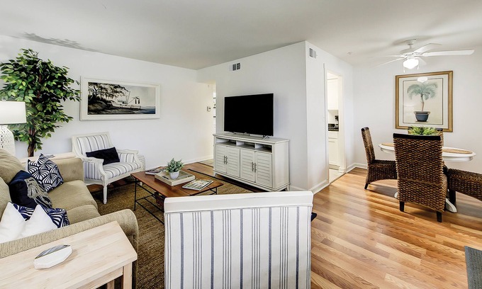 Hanahan Condominio | Riverside condo with pool, kayak launch, dock, AC, & W/D - dog-friendly