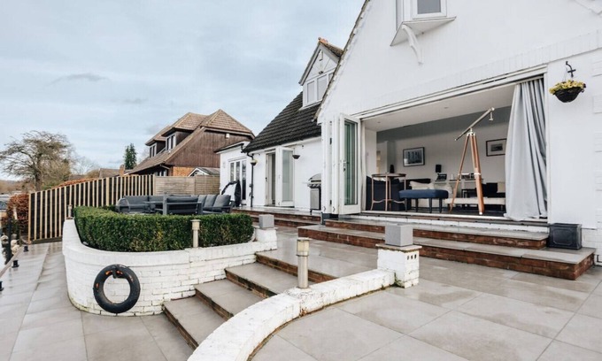 Marlow Casa | Riverside cottage - pet friendly, hot tub