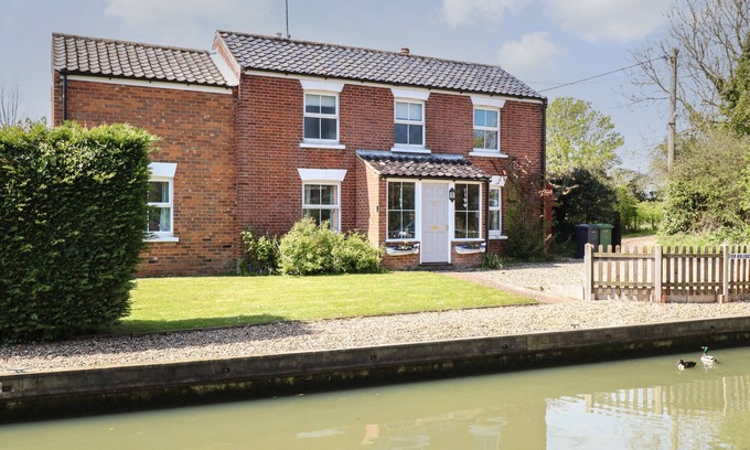 Stalham Cabaña | RIVERSIDE COTTAGE, pet friendly, with open fire in Stalham