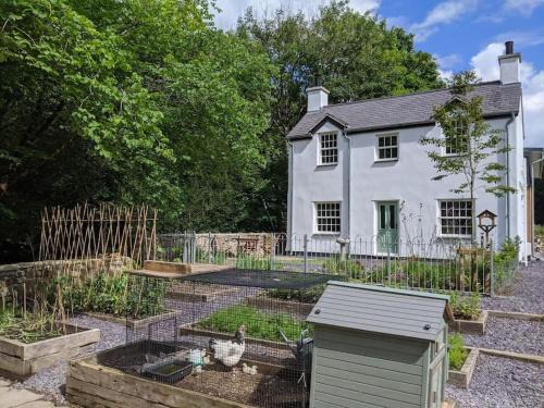 Bont Newydd Casa | Riverside cottage walking distance into Caernarfon