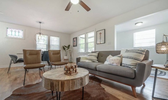 Riverside Heights Casa | Riverside Heights. Game room. Near Riverwalk area