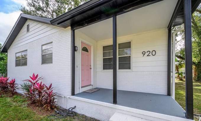 Riverside Heights Casa | Riverside Heights home with detached guest house.