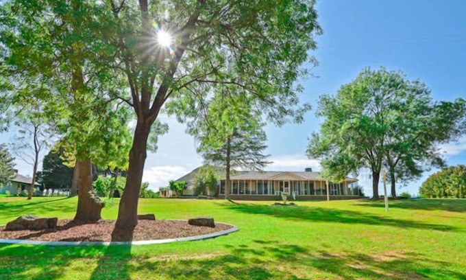 Trentham Cliffs Casa | Riverside Holiday Home