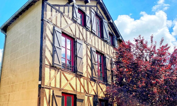 Cormeilles Casa | Riverside House & Terrace in Village & Restaurants, Wood Burning Stove, Walking