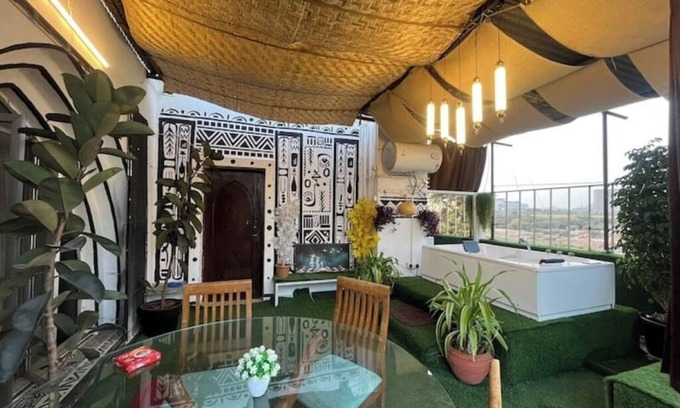 Koregaon Park Apartamento | Riverside Jacuzzi Terrace patio with safety