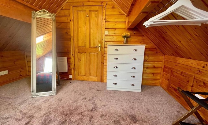 Aberchirder Cabina | Riverside Lodge—3-Bed Retreat in Aberdeenshire Cozy, scenic, and peaceful.