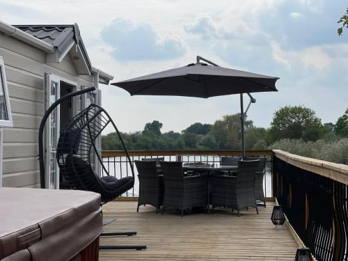 Forest of Dean Casa | Riverside Lodge, with Hot tub on The River Severn
