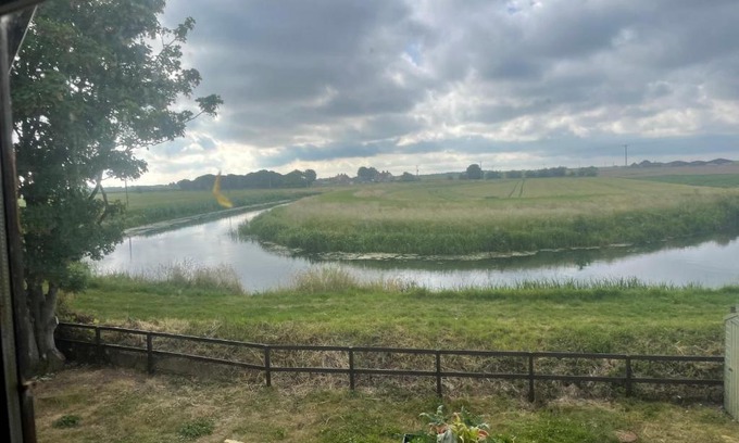 Skegness Casa | Riverside Log Cabin 3 bedrooms sleeps 6
