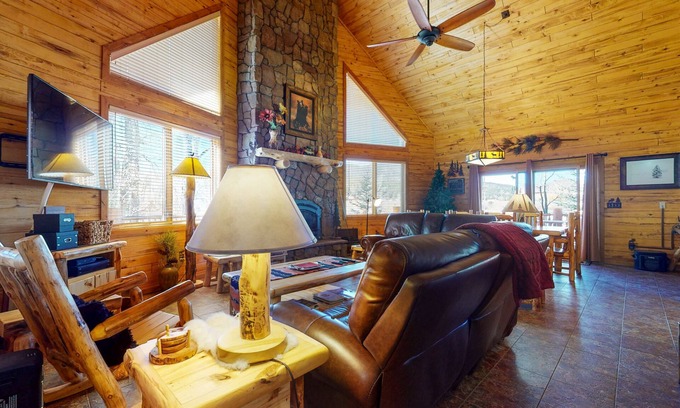South Fork Cabina | Riverside log cabin w/private deck/hot tub/free WiFi/full kitchen + near trails