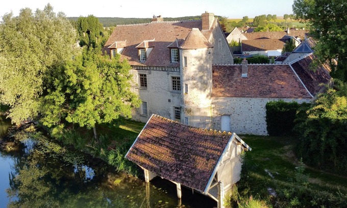 Marnay-sur-Seine Casa | Riverside monastery: 1 bedroom appt, garden. Champagne region, 100km from Paris
