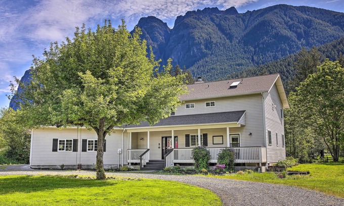 North Bend Casa | Riverside North Bend Oasis: Stunning Mountain View