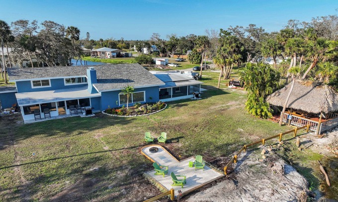 Braden River Casa | Riverside Oasis! Home w Tiki Hut & Firepit