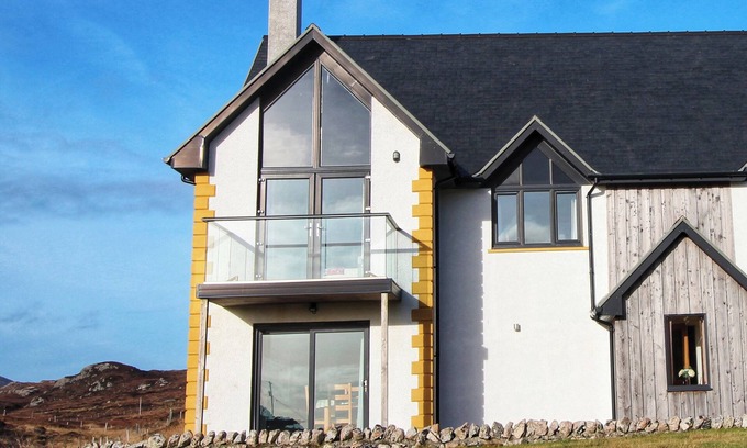 Flodabay Cabaña | RIVERSIDE, pet friendly, character holiday cottage in Leverburgh
