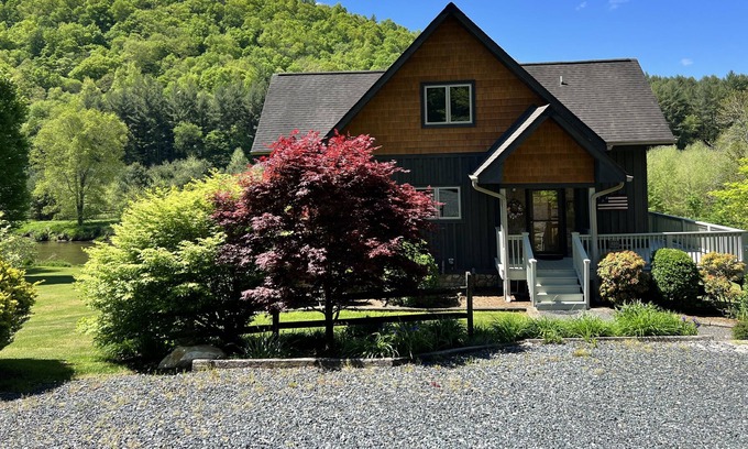 Laurel Springs Cabina | REFLEXIONES RIVERSALES: ¡Fácil acceso a los ríos, fogatas, WiFi y porche cubierto!