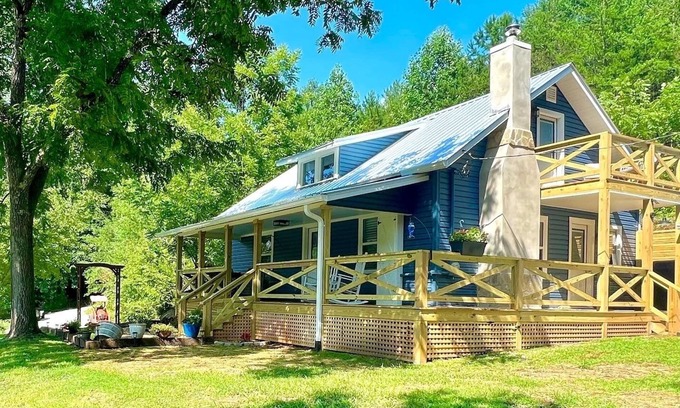 Franklin Casa | Riverside Relaxer Cottage w/Hot Tub+LRG deck+fireplace, w/ Little TN River View