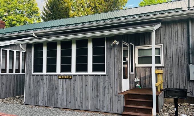 Elkins Cabina | RIVERSIDE RENOVATED 1950's schoolhouse, HOT TUB, Pellet Stove, Pet Friendly