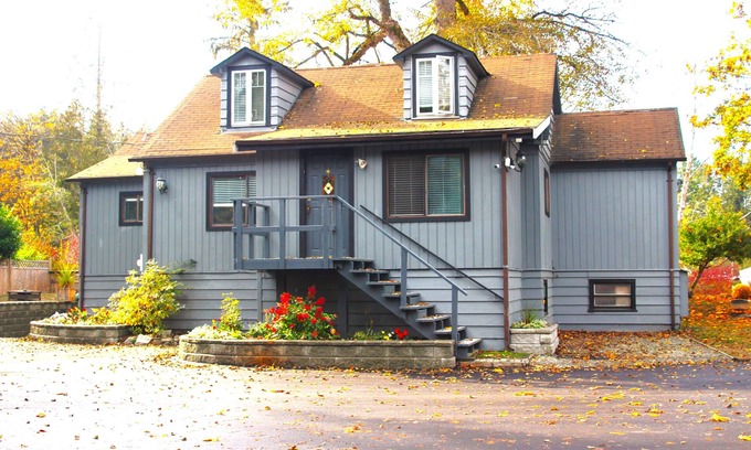 Regional District of Nanaimo Casa | Riverside Resort - House on the River (4 Bed 3 Bath Character House)