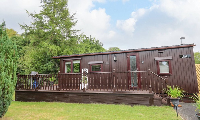 Builth Wells Cabaña | RIVERSIDE REST, family friendly, with a garden in Builth Wells