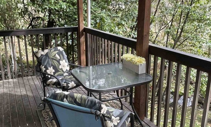 May Creek Apartamento | Riverside Retreat. 1queen bed, full kitchen, full bath, private apartment.