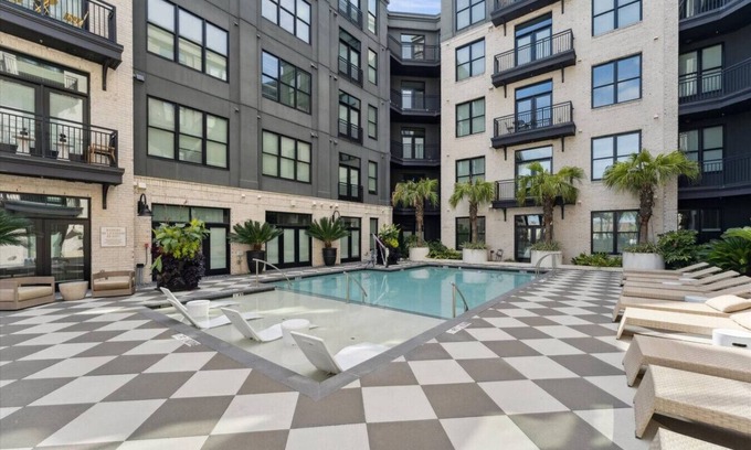 Yamacraw Village Apartamento | Riverside Retreat | 2BR w/Balcony & Pool Access!