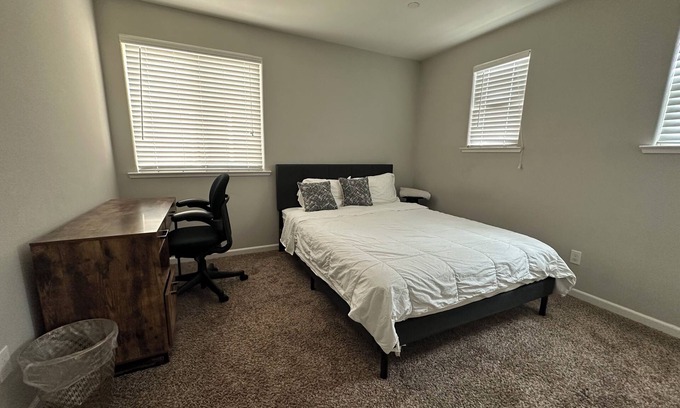 Herndon Casa | Riverside Retreat - 5 bedroom & 3 Bathroom with Wifi, AC, Washer & Dryer!
