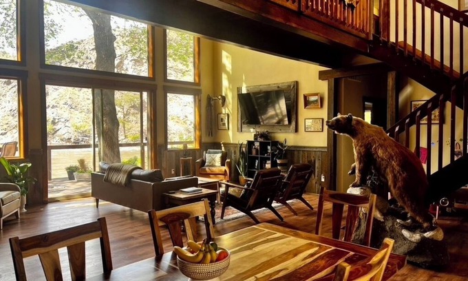Riggins Casa | Riverside retreat at Rita Rapids Lodge