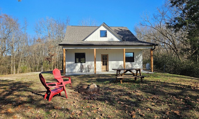 Norman Cabina | Riverside Retreat- Cozy Secluded 2 Bedroom Cabin on the Caddo River